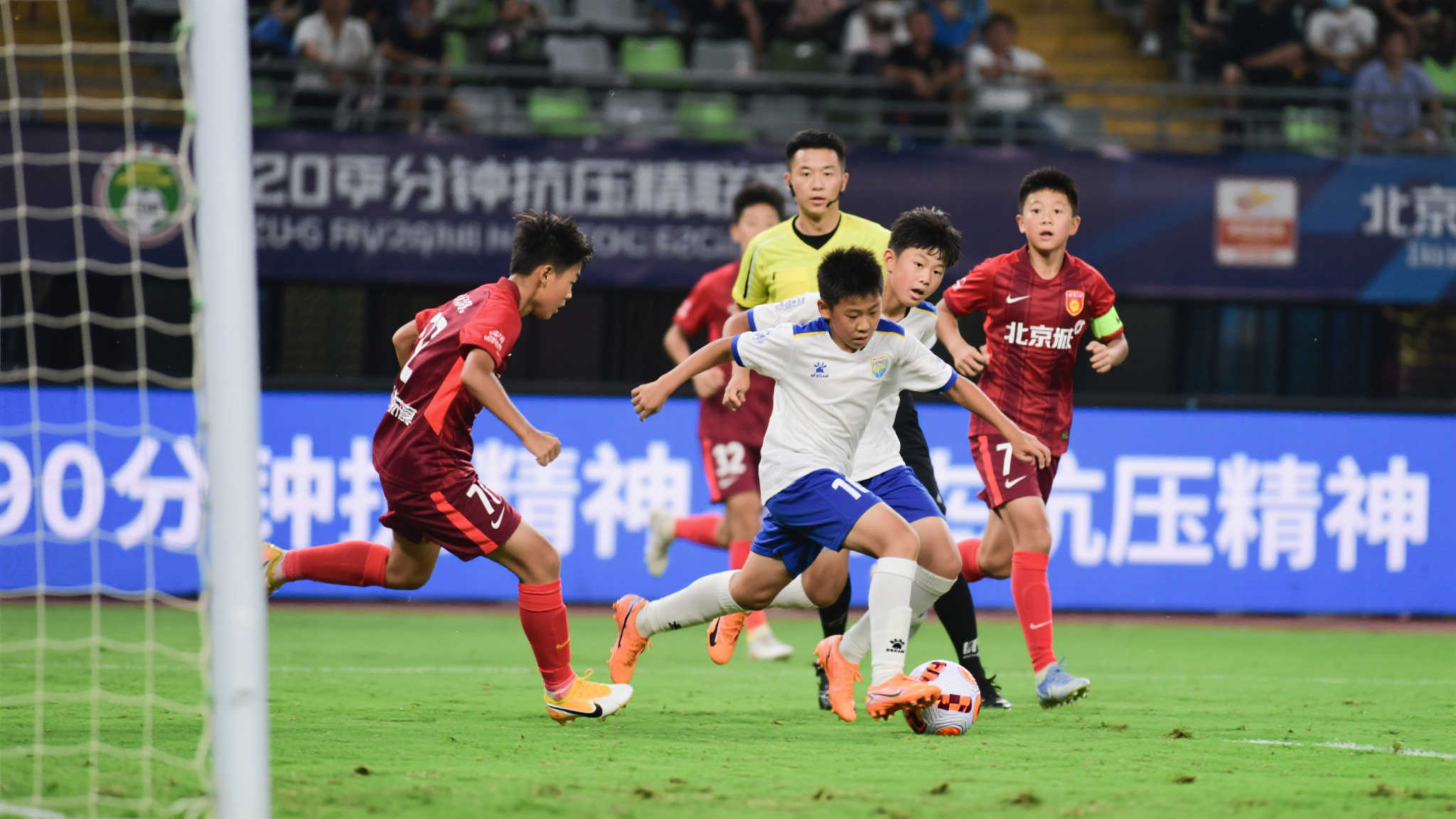 第916期《足球周刊》上市，聚焦武汉女足新动态